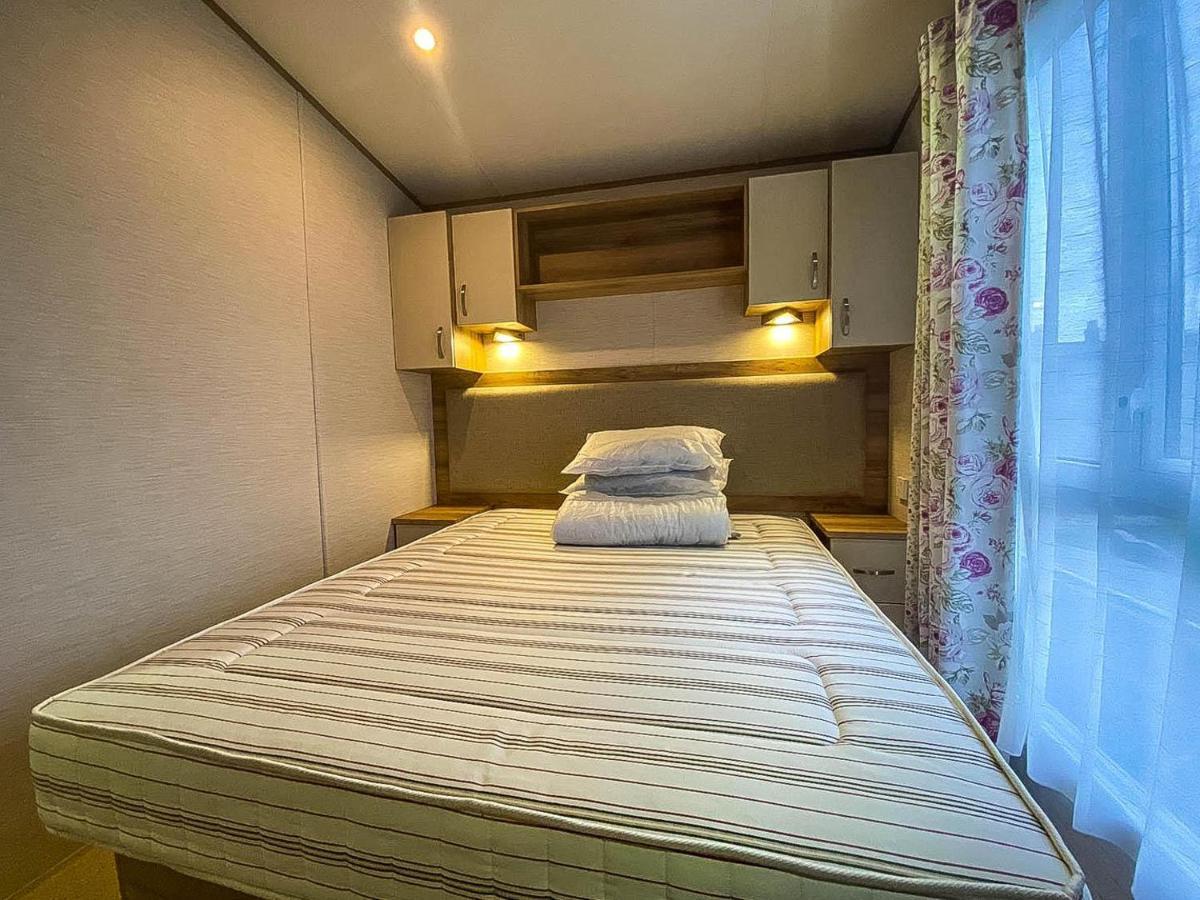 Hotel Lovely 6 Berth Caravan With Decking And Wifi In Kent, Ref 47017C Whitstable Exterior foto