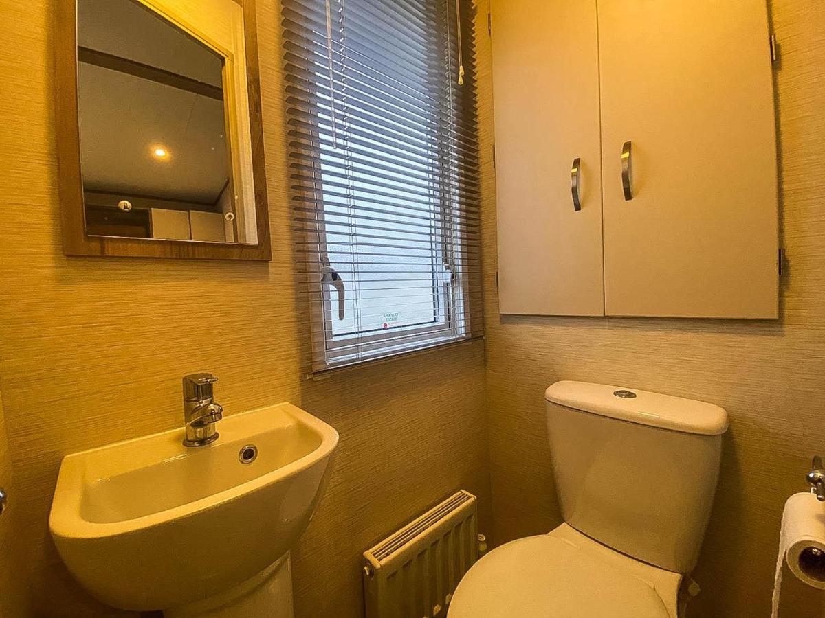 Hotel Lovely 6 Berth Caravan With Decking And Wifi In Kent, Ref 47017C Whitstable Exterior foto