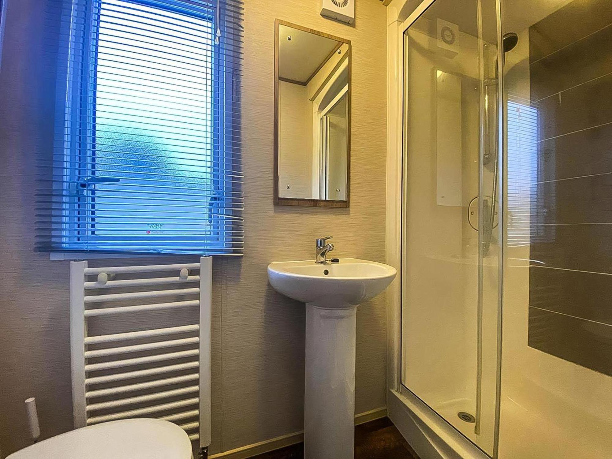 Hotel Lovely 6 Berth Caravan With Decking And Wifi In Kent, Ref 47017C Whitstable Exterior foto
