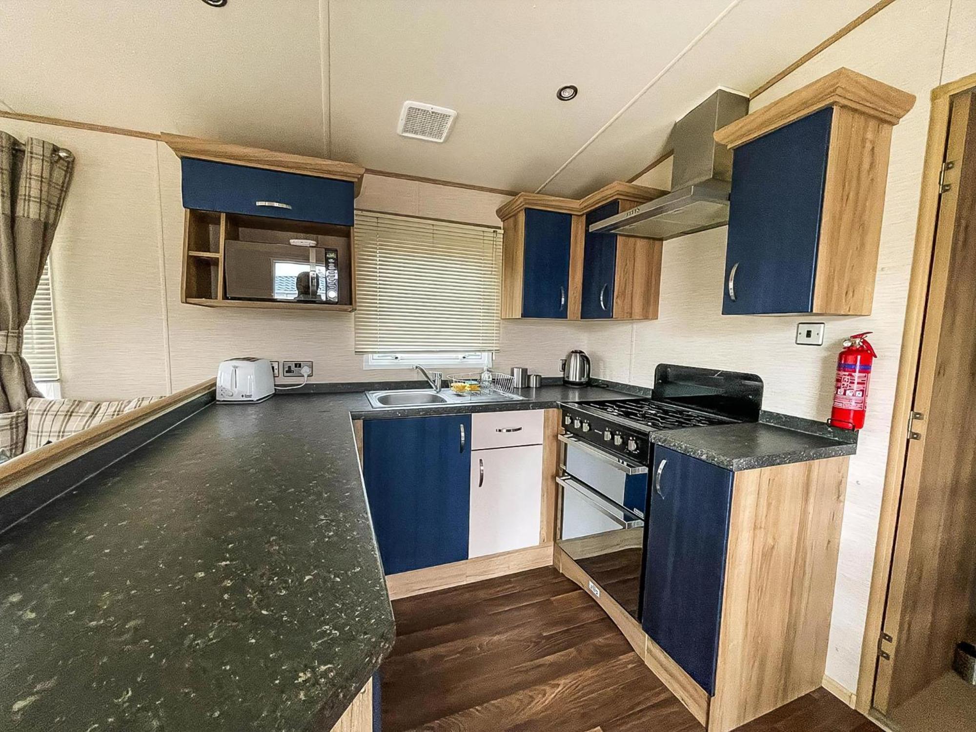 Hotel Lovely 6 Berth Caravan With Decking And Wifi In Kent, Ref 47017C Whitstable Exterior foto